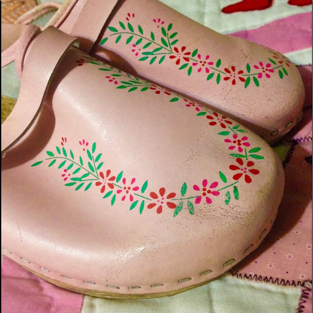 1970s hand painted flower clogs